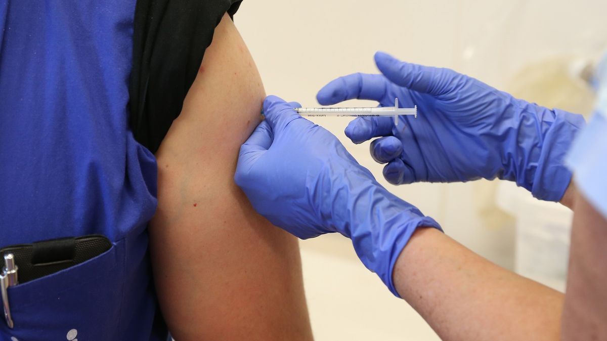 Lidé se ptají po třetí dávce očkování. Na úvod na ni ale dosáhne málokdo